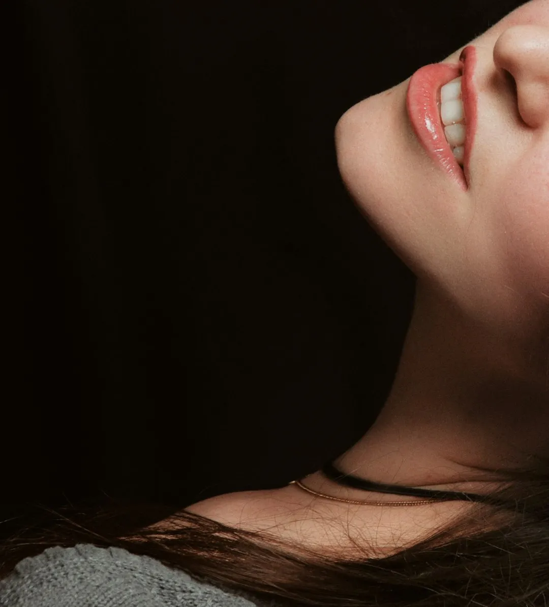 Жінка з красивою посмішкою після лікування в Art Smile Дніпро